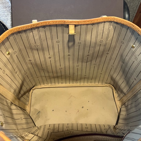 Louis Vuitton Neverfull MM - Picture 8 of 13